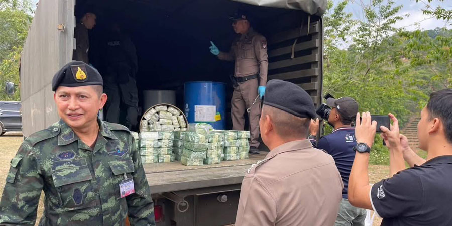 ထိုင်းစစ်တပ်ကားအသွင်ပြောင်း ၆ ဘီးကားကြီးပေါ်မှ အိုက်စ်မူးယစ်ဆေးဝါး ၁ တန်ခွဲခန့် ဖမ်းမိ 
