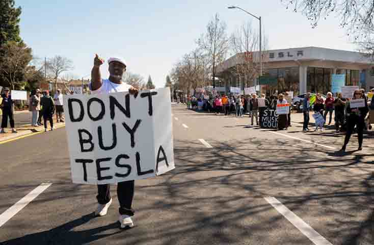 Tesla ကုမ္ပဏီကို သပိတ်မှောက်မှုအား ထရမ့်ပ် အပြစ်တင်၊ ကားသစ် ၁ စီးဝယ်ယူ