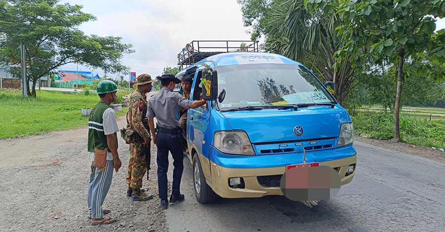 သာပေါင်းမြို့နယ်၌ စစ်ရှောင်နှင့် ဆိုင်ကယ် ကယ်ရီမောင်းသူ ၁၈ ဦးကို စစ်တပ်က ဖမ်းဆီး