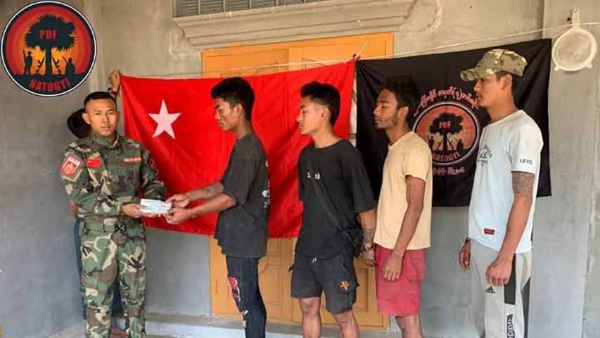 နွားထိုးကြီးတွင် တပ်သားသစ် ၅ ဦး လက်နက်ခဲယမ်းနှင့် အလင်းဝင်