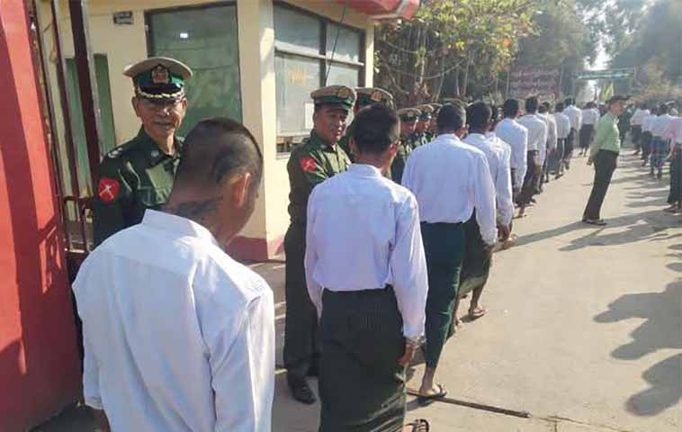 ကျုံပျော်တွင် တပ်သားသစ် ၂ ဦး ထွက်ပြေးသဖြင့် ကျန်သူများကို ကိုယ်လုံးတီး အပြစ်ပေး