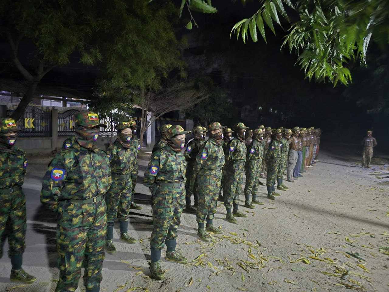 မြင်းခြံ ပြည်သူ့စစ်အဖွဲ့က အမျိုးသမီးများကို စစ်သင်တန်းပေး
