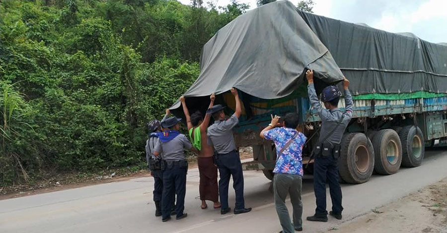 တရားမဝင် ကုန်စည်နှင့်လိုင်စင်မဲ့ယာဉ်များ ဖမ်းဆီးနေသဖြင့် ကုန်စည်စီးဆင်းမှု နှောင့်နှေး
