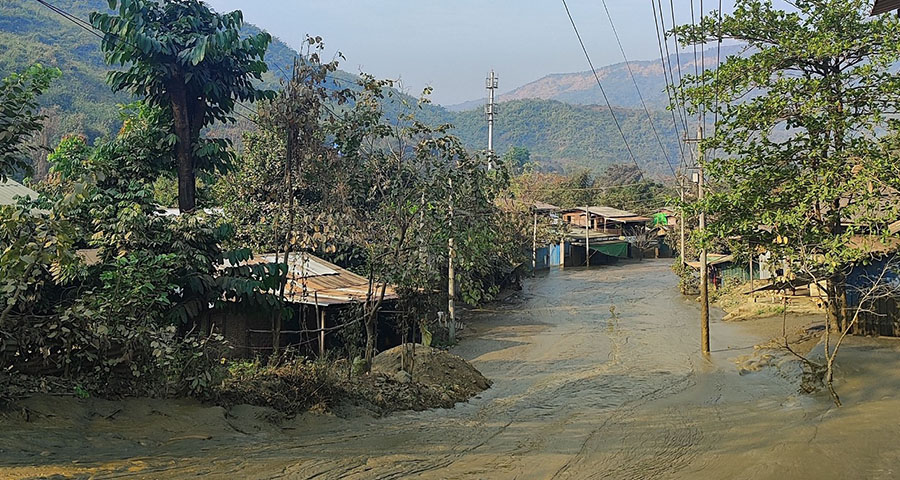 ဖားကန့်တွင် နွံကန် ပေါက်ပြီး ကားလမ်းပိတ်၊ သွားလာရေးခက်ခဲ