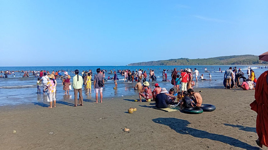 သင်္ကြန်အတွက်  ဧရာဝတီတိုင်း ကမ်းခြေများ၌ ဟိုတယ်အခန်းကြိုတင်မှာသူများပြား