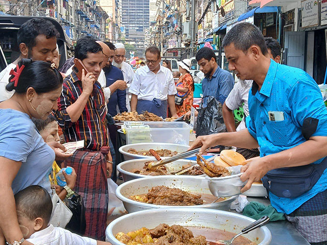 ရန်ကုန်၊ ဗိုလ်ဆွန်ပက်လမ်း  ဝါဖြေမုန့်ဈေးတန်း (ဓာတ်ပုံ)