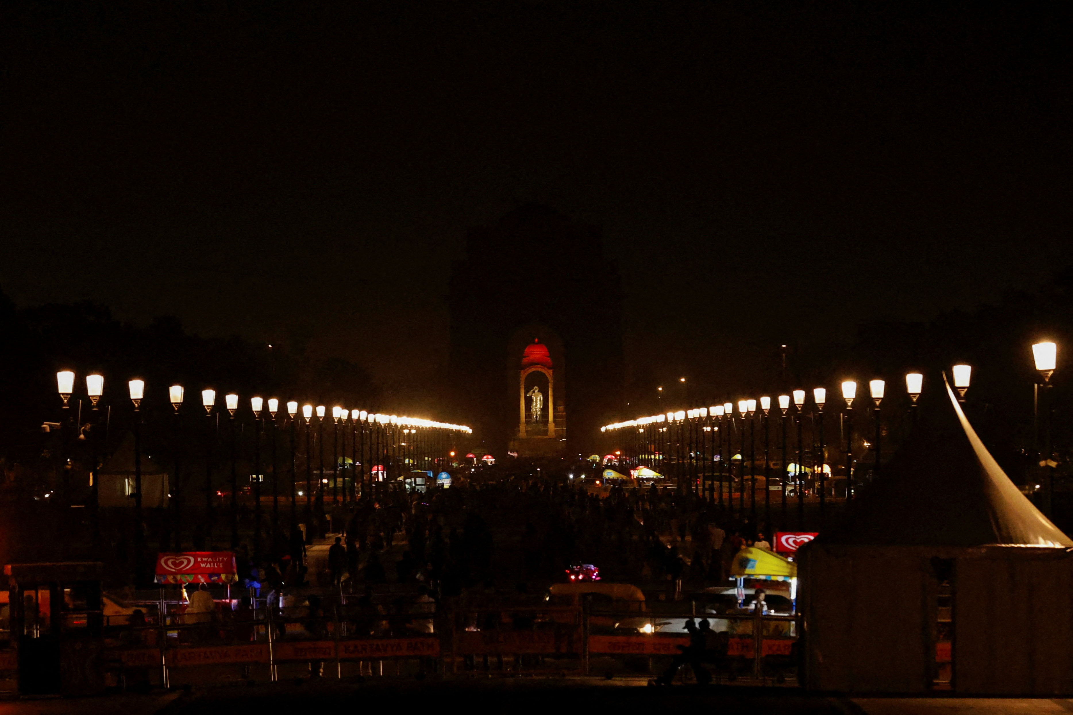Earth Hour တွင် ကမ္ဘာတလွှား အထိမ်းအမှတ်နေရာများတွင် အမှောင်ချ