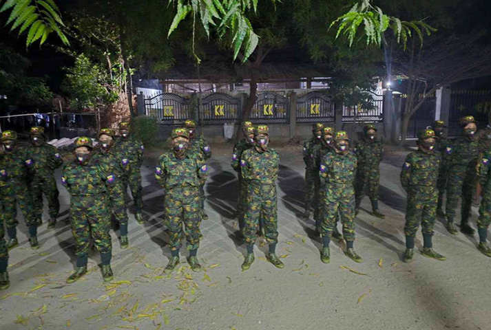 မြင်းခြံပြည်သူ့စစ် အမျိုးသမီးများက အရပ်ဝတ်ဖြင့် တော်လှန်ရေးအဖွဲ့များသတင်း စုံစမ်းနေ