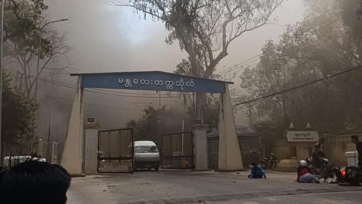 ငလျင်လှုပ်အပြီး မန္တလေးတက္ကသိုလ်ပင်မဆောင်နှင့် စိန်ပန်းရပ်ကွက် မီးလောင်