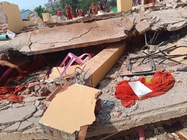 မန္တလေး ဦးလှသိန်းဗိမာန် ပြိုကျပြီး ပိတ်မိနေသည့် စာဖြေသံဃာတော်များကို ကယ်ထုတ်