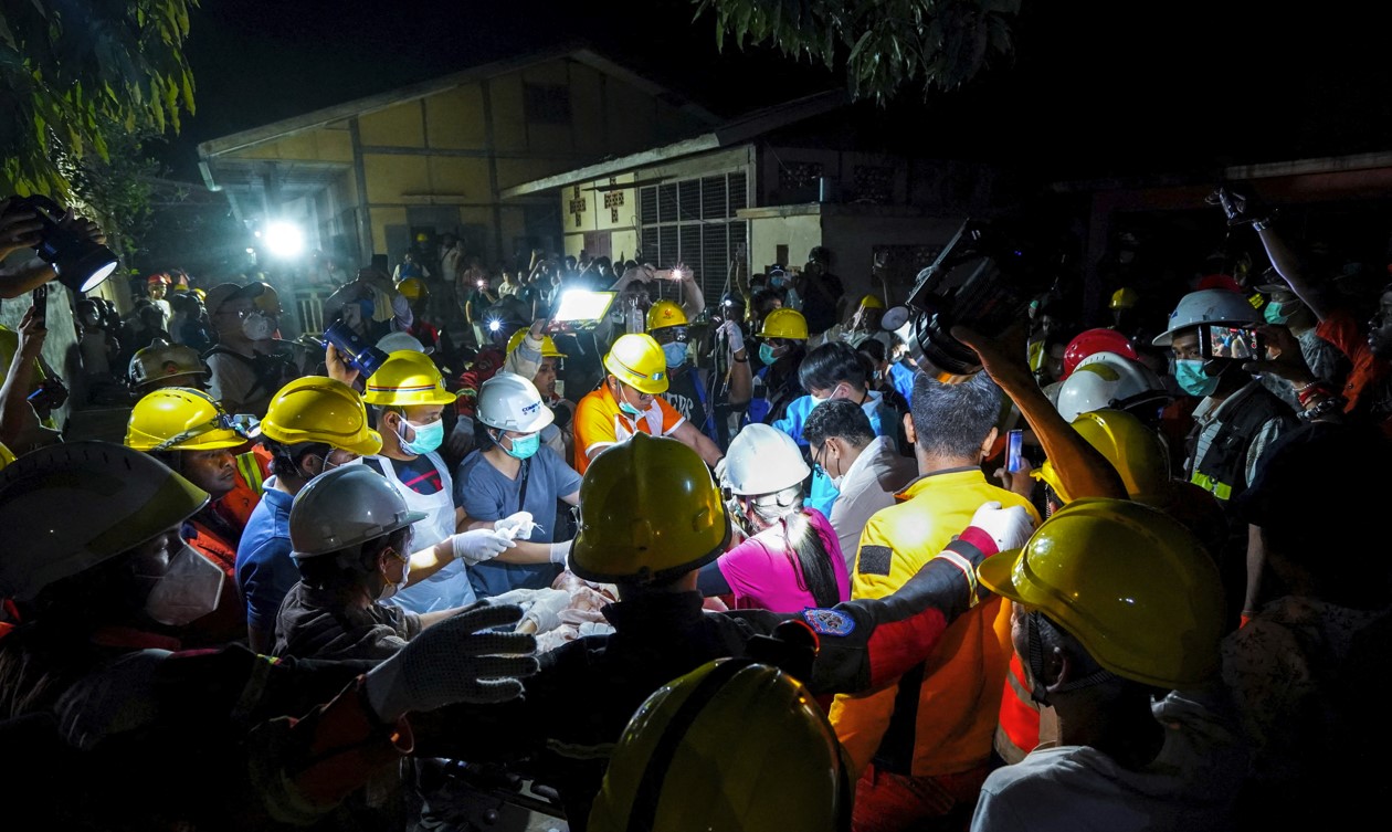 ငလျင်ဒဏ်သင့်ဒေသရှိ ဆေးရုံများ၌ လူနာများပြည့်ကျပ်နေ၊ ကယ်ဆယ်ရေးယာဉ်တန်း အတားအဆီးမရှိ သွားခွင့်ပြုရန် ကုလ တောင်းဆို