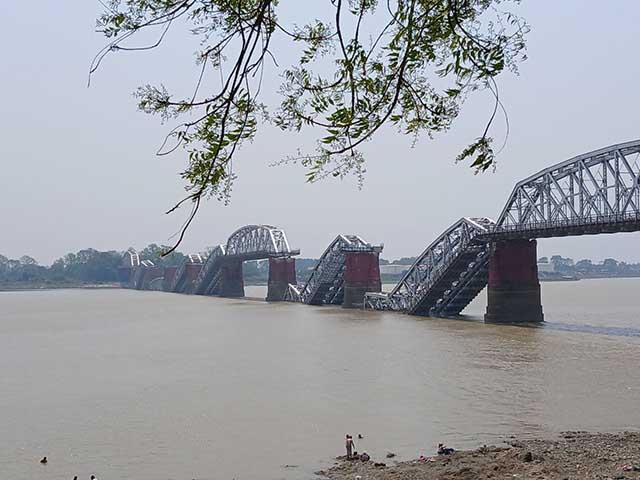 ငလျင်ကြောင့် ကျိုးကျသွားသည့် စစ်ကိုင်းတံတား အနီးကပ်မြင်ကွင်း (ဓာတ်ပုံ) 
