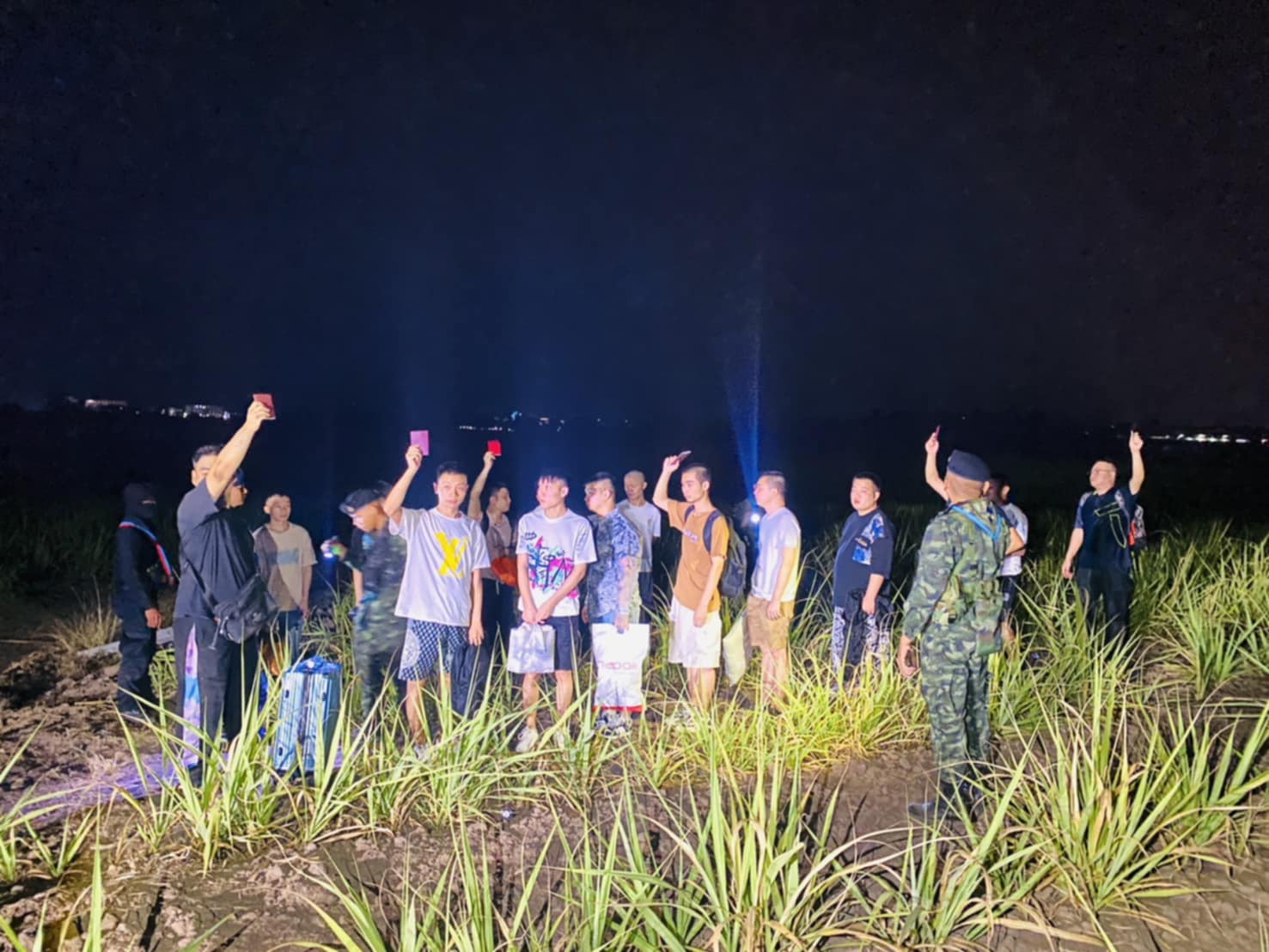 မြဝတီနယ်စပ်မှ ထိုင်းဘက်ကို တရားမဝင် ဝင်လာသည့်  နိုင်ငံခြားသား ၁၅ ဦး ထိုင်းစစ်တပ် ဖမ်းဆီး
