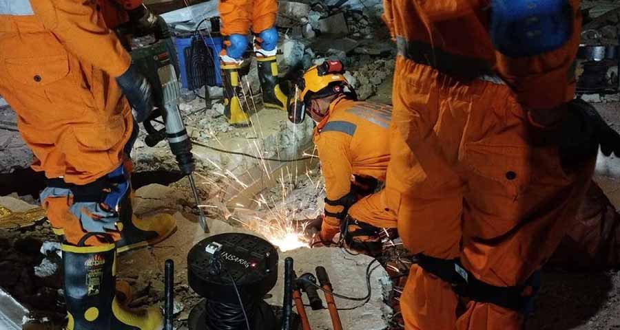 မန္တလေးငလျင်ဘေး ကူညီကယ်ဆယ်ရေးလုပ်နေသည့် အိန္ဒိယကယ်ဆယ်ရေးအဖွဲ့များ (ဓာတ်ပုံ)  