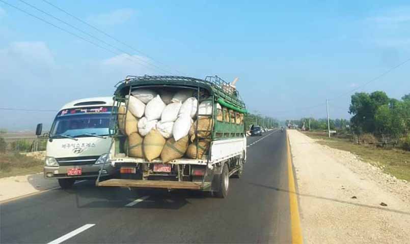 မြိတ်မြို့နယ်၌ အလှူအတွက်ဆန်အိတ်တင်လာသည့် ကား ၁ စီးနှင့် ကားသမား ဖမ်းဆီးခံရ