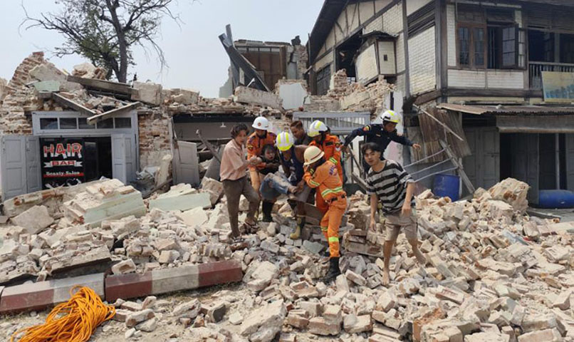 ငလျင်ဘေးသင့် ပြည်သူများထံ နိုင်ငံတကာအကူမရောက်၊ စစ်တပ်က လေကြောင်းမှ ဆက်လက် ဗုံးကြဲနေ  