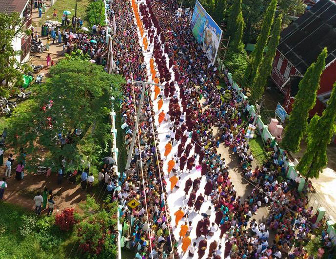 ထုိင္း-ျမန္မာခ်စ္ၾကည္ေရး သံဃာအပါး ၃၀၀၀ ဆြမ္းေျခာက္ေလာင္းလွဴပြဲ  (ဓာတ္ပုံ)