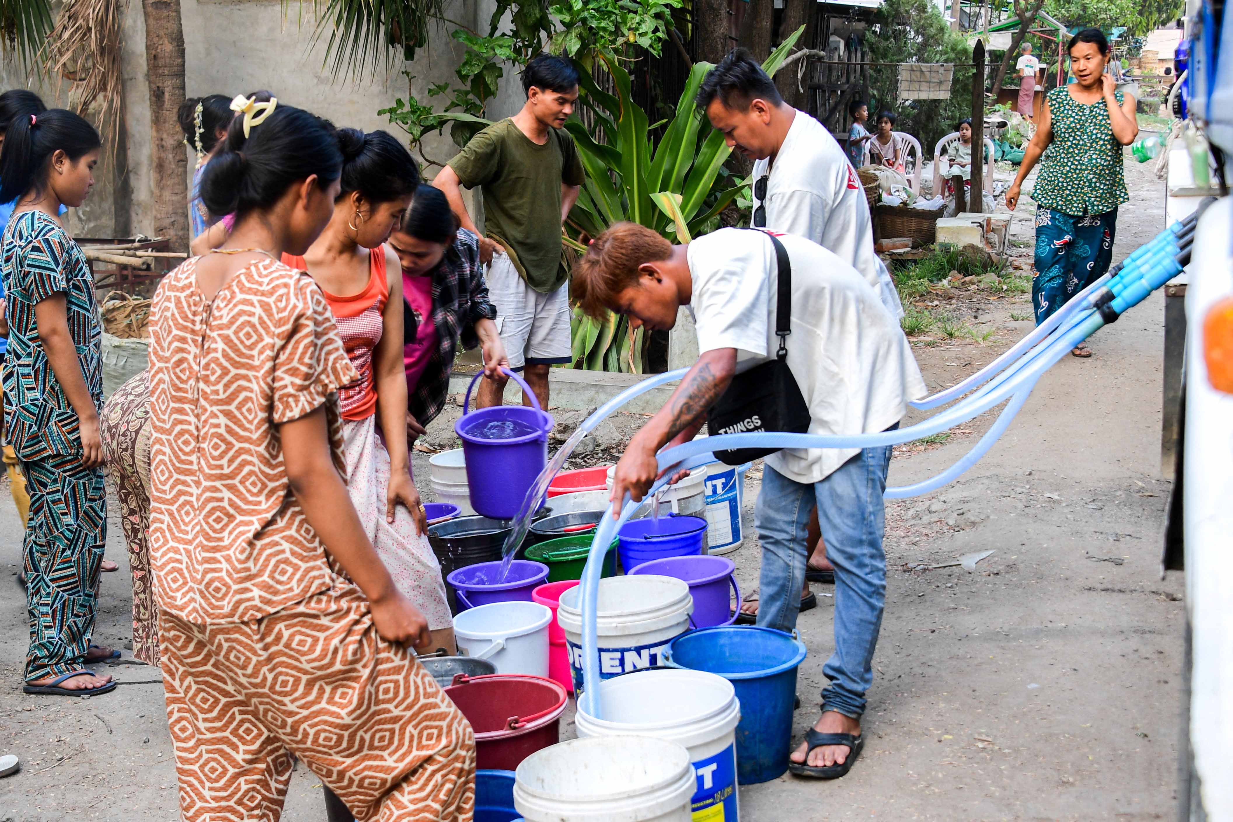 ငလျင်ဒဏ်သင့် မန္တလေး၌ စီးပွားရေးလုပ်ငန်းများပြန်ဖွင့်၊ ဒေသခံများအတွက် စိန်ခေါ်မှုများ ရှိနေဆဲ