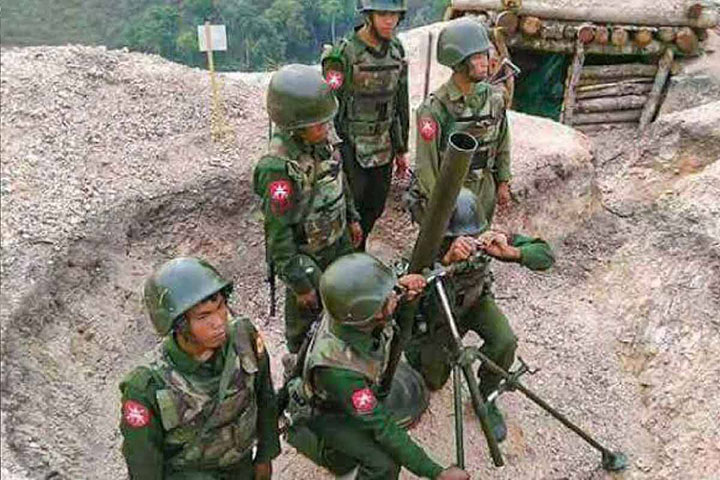 စစ်တွေတွင် စစ်ကောင်စီတပ်က လက်နက်ကြီးဖြင့် ပစ်ခတ်နေ