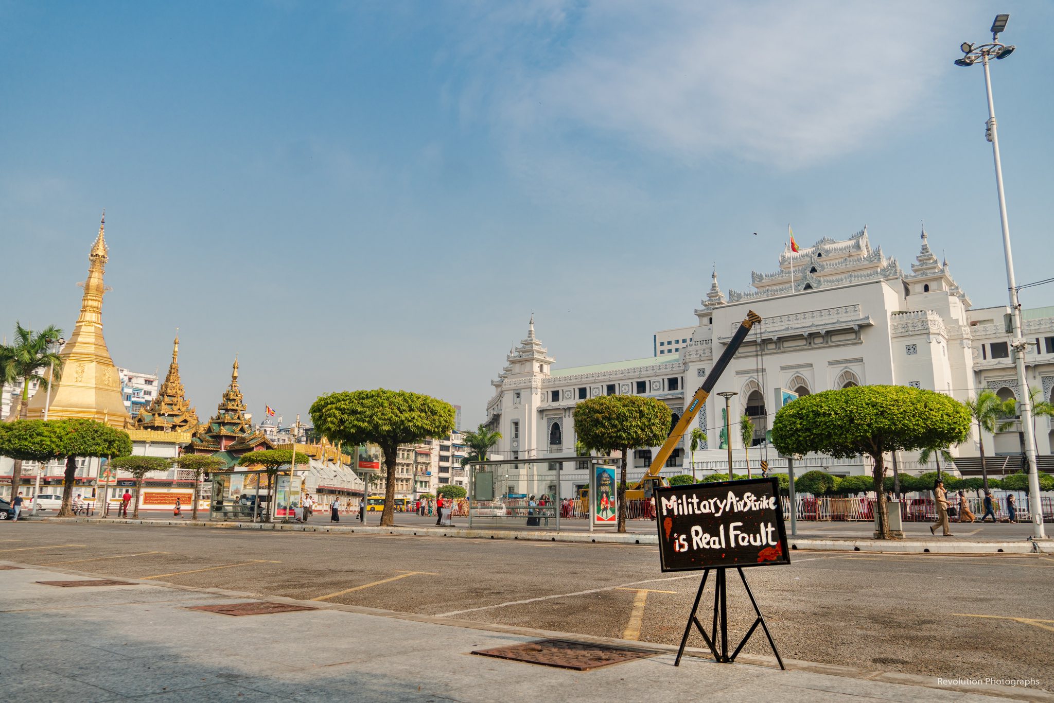 စစ်ကောင်စီ လေကြောင်းတိုက်ခိုက်မှုကို ရန်ကုန်လူထုသပိတ် ဆန့်ကျင်ဆန္ဒပြ (ဓာတ်ပုံ)