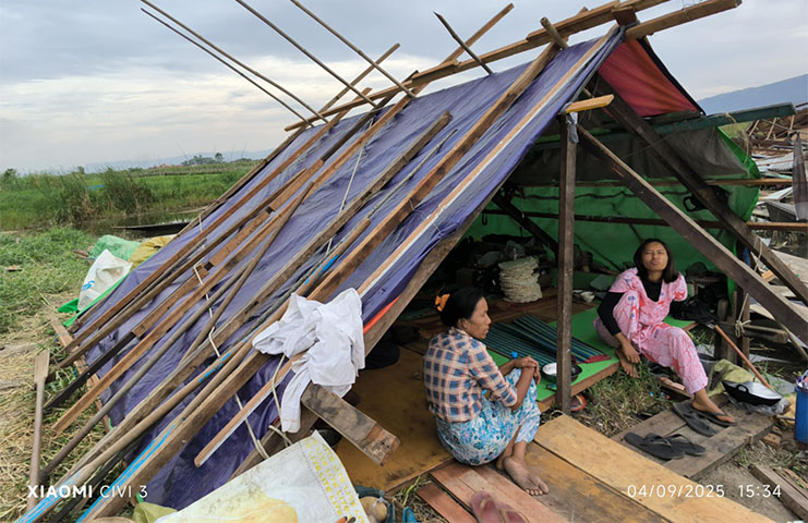 အင်းလေးတွင် မိုးရွာသဖြင့် ငလျင်ကြောင့် နေအိမ်ဆုံးရှုံးသူများ အခက်တွေ့