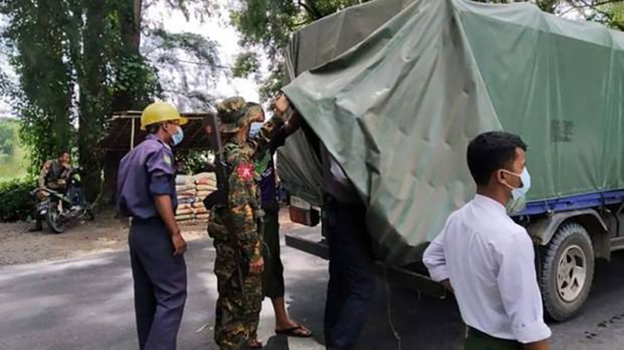 ပန်တိုင်ဂိတ်တွင် စစ်ကောင်စီတပ်က ကုန်ကားအလွတ်များကို ချောဆွဲထား