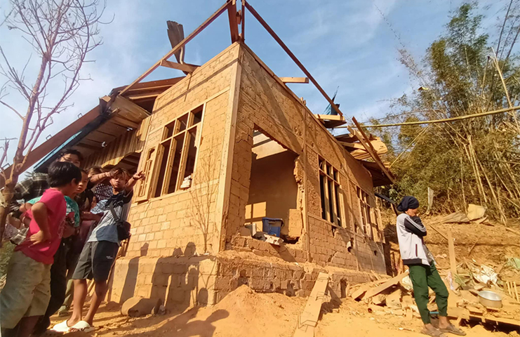 ဖယ်ခုံ သိကျိတ်ကျေးရွာကို စစ်တပ်ဗုံးကြဲ၊ ဒေသခံ ၂ ဦး ဒဏ်ရာရပြီး နေအိမ်ချို့ပျက်စီး