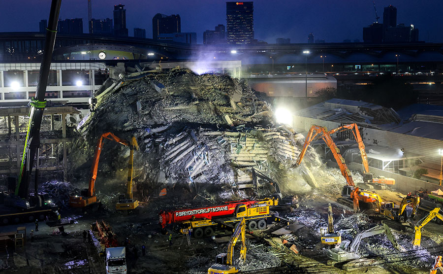 ဘန်ကောက် ပြိုကျအဆောက်အအုံမှ ဖုန်းမီးရောင်တွေ့သဖြင့် အသက်ရှင်ကျန်ရစ်သူများကို ဆက်လက်ရှာဖွေ