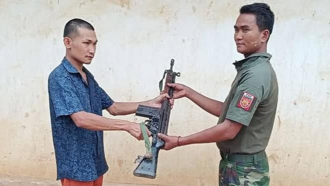 ဆားလင်းကြီးတွင် ဒုတပ်ကြပ် ၁ ဦး လက်နက်ခဲယမ်းများဖြင့် မိသားစုနှင့်အတူ အလင်းဝင်