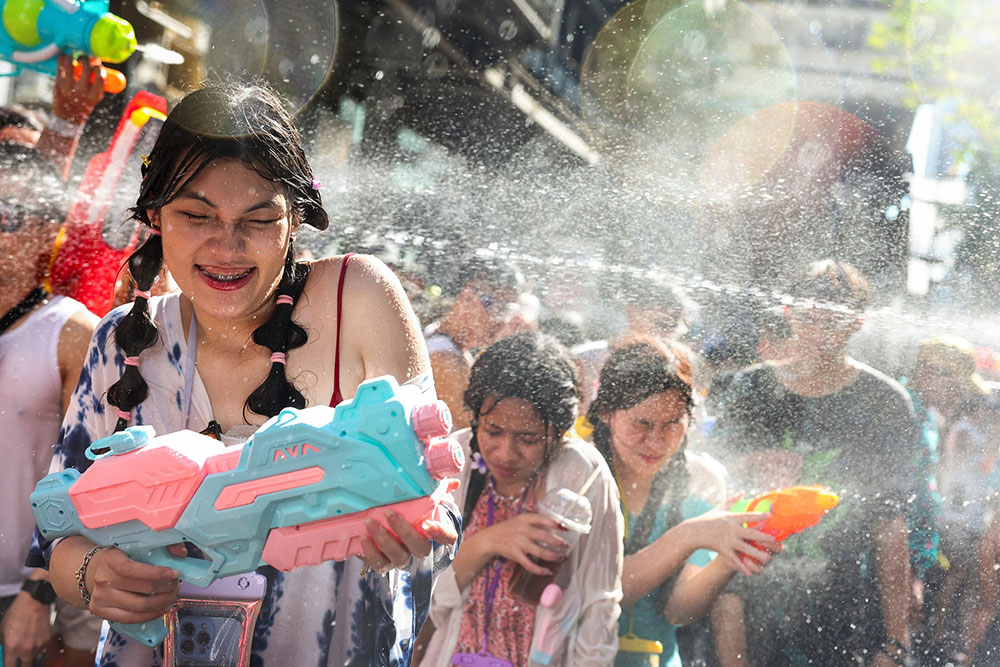 ပျော်ရွှင်စွာရေကစားနေကြသည့် ဘန်ကောက် သင်္ကြန်မြင်ကွင်း (ဓာတ်ပုံ)