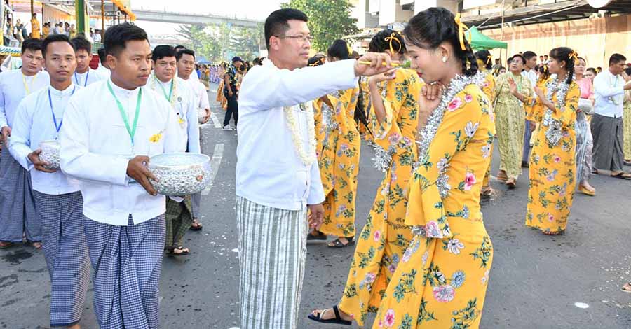 ပုသိမ်တွင် ဝန်ကြီးချုပ်ကို စောင့်ကြိုပြီး ရေကစားရန် ကျပ် ၁၀၀၀၀ ပေးစည်းရုံး၊ ငွေမရကြဟုဆို