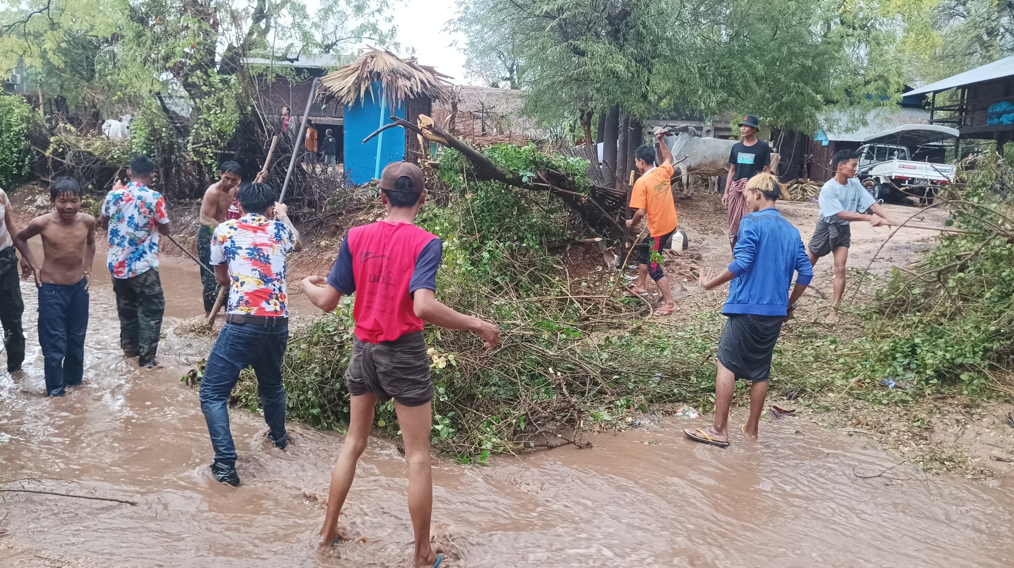 ဝက်လက်မြို့တွင် လေပြင်းတိုက်ခတ်ပြီး လူနေအိမ်နှင့် အဆောက်အအုံများ ပျက်စီး