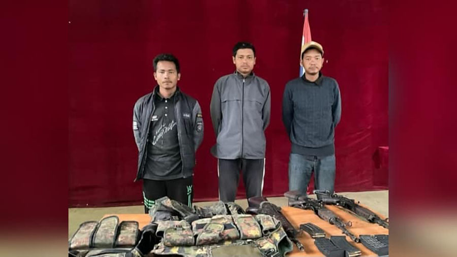 ဟားခါးမြို့က ပြည်သူ့စစ် ၃ ဦး လက်နက်ခဲယမ်းများဖြင့် အလင်းဝင်