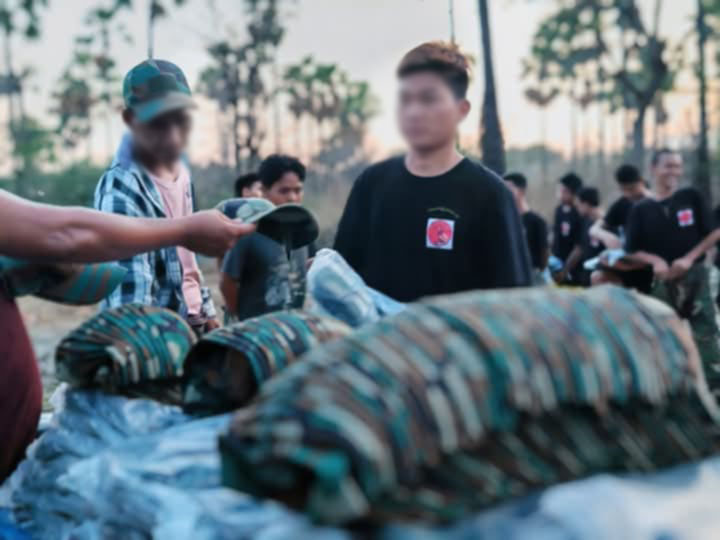 ယင်းမာပင် ဓားမဆိုင်းတပ်ဖွဲ့ဝင်များကို စစ်ဝတ်စုံနှင့် ထောက်ပံ့ငွေ ပေးအပ်