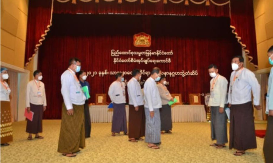စစ်ခေါင်းဆောင်က ဗိုလ်ချုပ်ကြီး ၉ ဦး၏ ဇနီးမယားများကို သီဟသုဓမ္မသိင်္ဂီဘွဲ့ပေး