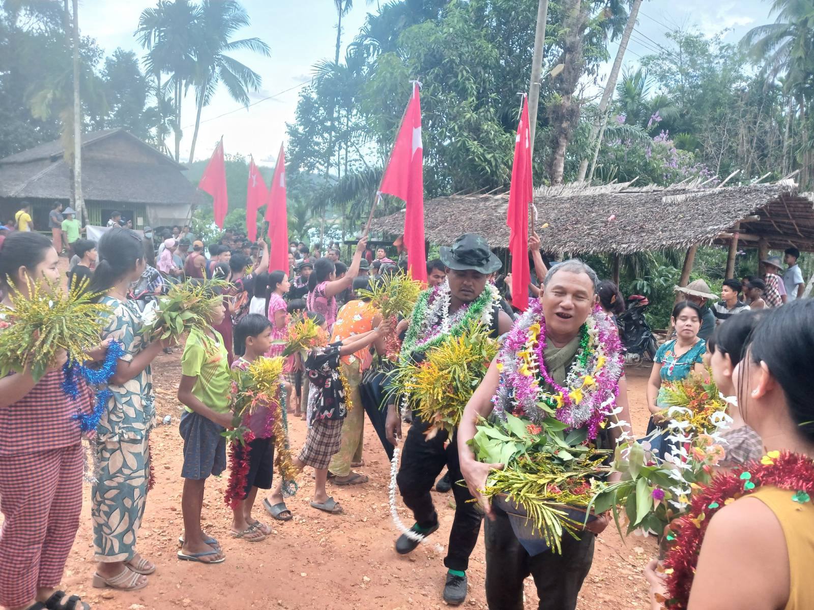 ဘုတ်ပြင်းတွင် အောင်ပွဲရ PDF တပ်ဖွဲ့ဝင်များကို ဒေသခံများ ဂုဏ်ပြုကြိုဆို