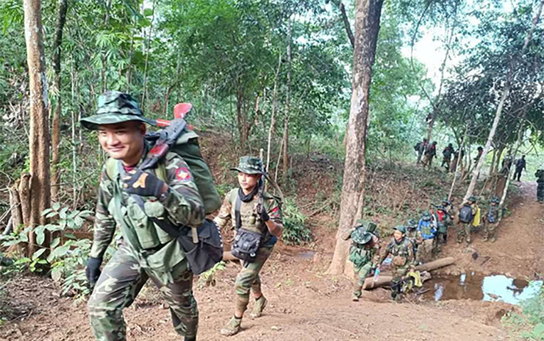 တောင်ခမ်းတွင် တိုက်ပွဲပြင်းထန်နေပြီး စစ်ကောင်စီတပ်က အဆိပ်ငွေ့ပါဗုံးများဖြင့် ကြဲနေ