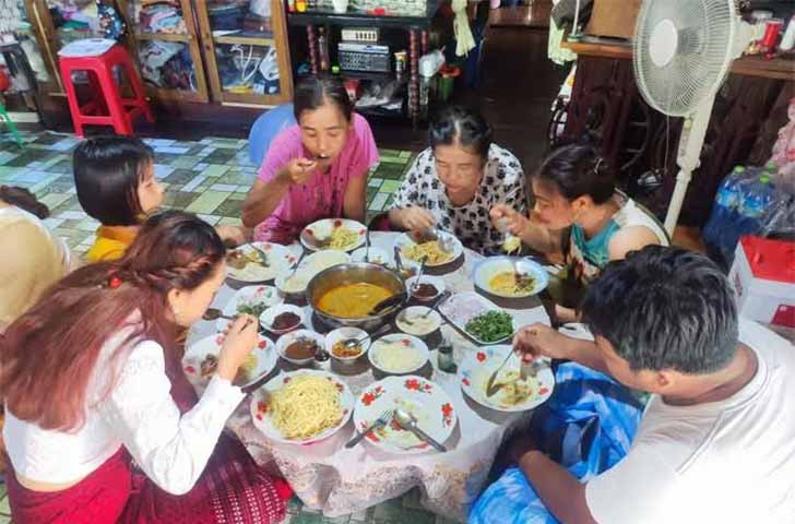 ချောင်းဆုံတွင် ဧည့်သည်ကျွေးမွေးဧည့်ခံပွဲ ကျင်းပနေ (ဓာတ်ပုံ)