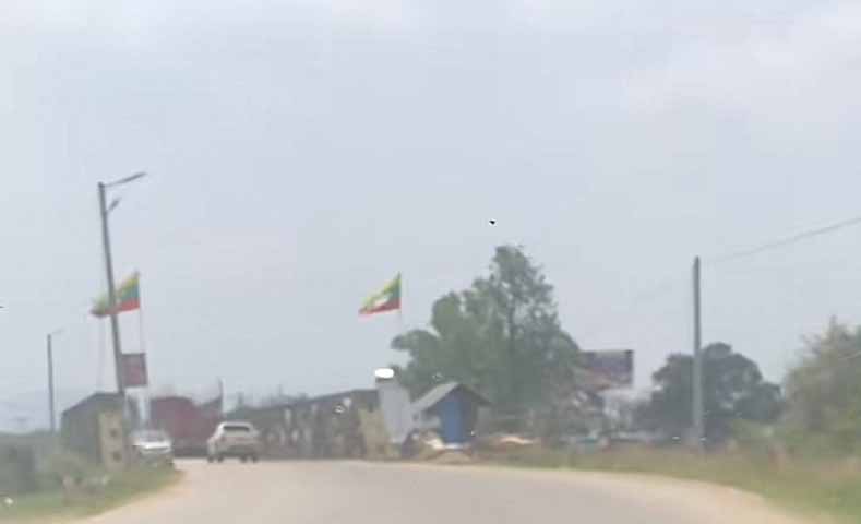 လားရှိုးမြို့အဝင်တွင် စစ်တပ်က အိမ်စီးကားများကို ငွေကြေး အဆမတန်ကောက်ခံနေ
