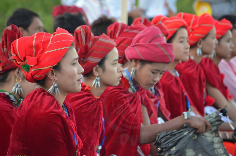 ေဒၚေအာင္ဆန္းစုၾကည္၏ လြိဳင္ေကာ္ေဟာေျပာပြဲ လူ ၁ ေသာင္းခန္႔တက္ေရာက္ (ဓာတ္ပုံ)