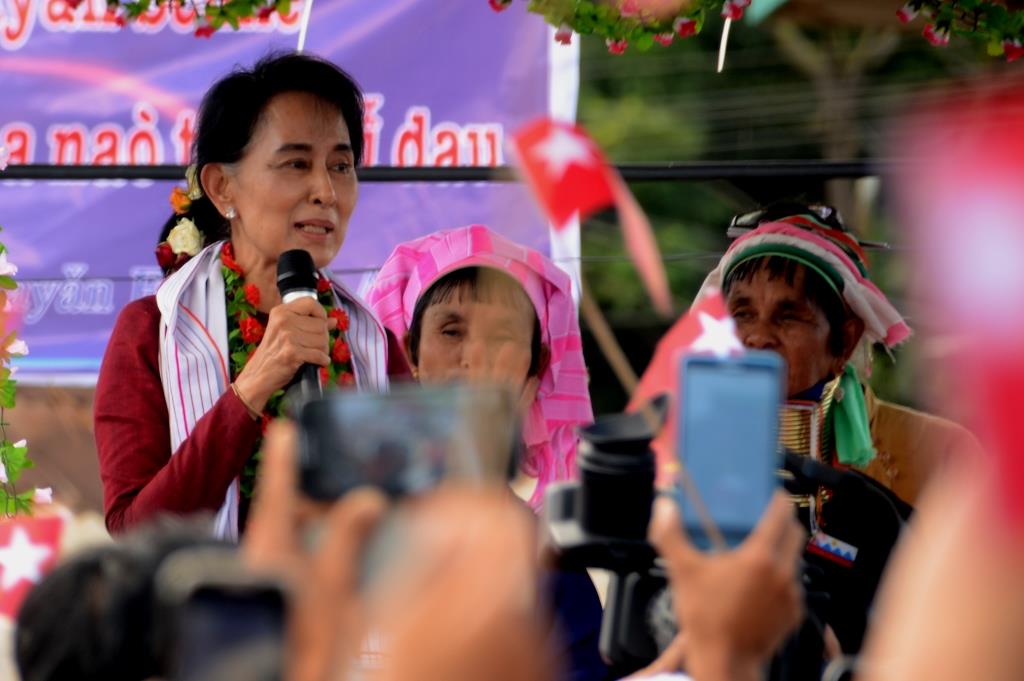 အႏွစ္သာရရွိသည့္ ေဆြးေႏြးပြဲျဖစ္ေရး ေလးပြင့္ဆုိင္ ေတာင္းဆုိျခင္းျဖစ္ဟု ေဒၚေအာင္ဆန္းစုၾကည္ေျပာ
