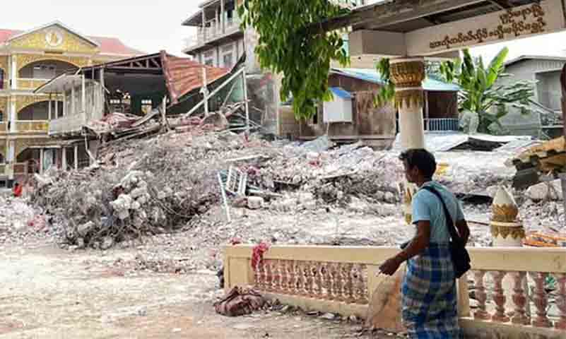 မန္တလေးတွင် ပြိုကျအဆောက်အအုံများအောက်မှ လက်ဝတ်ရတနာများရှာဖွေ ရောင်းချ
