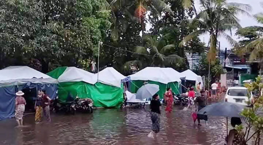 ငလျင်ဒဏ်သင့် မန္တလေးတွင် မိုးရွာသွန်းမှုကြောင့် ယာယီတဲများ၌ နေသူများ အခက်တွေ့