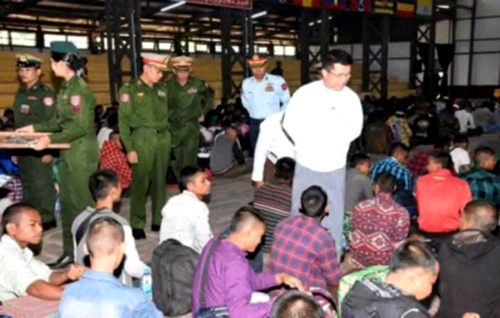 စစ်မှုထမ်းလူငယ်များ ယူနီဖောင်းနှင့် စစ်ဖိနပ်များကို စစ်ကောင်စီထံမှ ပြန်ဝယ်ယူနေရ