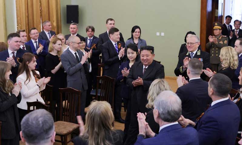 ကင်မ်ဂျုံအန်း ရုရှားသံရုံးသို့ သွားရောက်ပြီး  ရုရှားအောင်ပွဲနေ့ကို ဂုဏ်ပြု