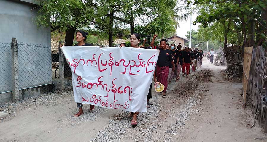 စာသင်ကျောင်းကို လေကြောင်းတိုက်ခိုက်မှု ယင်းမာပင်ဒေသခံများ  ရှုတ်ချဆန္ဒပြ (ဓာတ်ပုံ)   