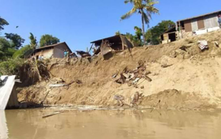 ဧရာဝတီတိုင်းတွင် မြစ်ရေတိုက်စားပြီး ကမ်းပြိုကျမှုကြောင့် နေအိမ် ၄၀ ထက်မနည်း ဖျက်သိမ်း ရွှေ့ပြောင်း