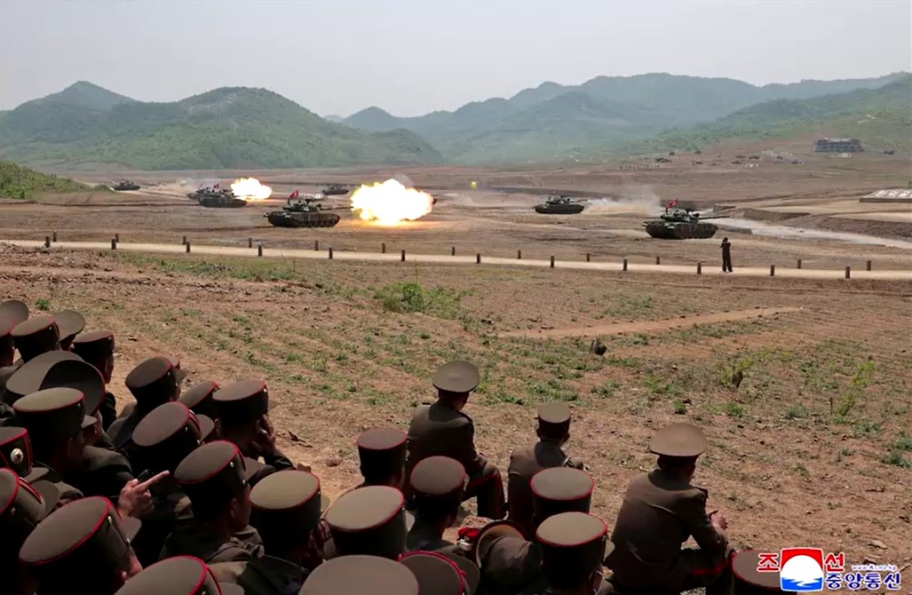 တင့်ကား ပစ်ခတ်မှုနှင့် အထူးစစ်ဆင်ရေး လေ့ကျင့်မှုကို ကင်မ်ဂျုံအန်း ကြီးကြပ်