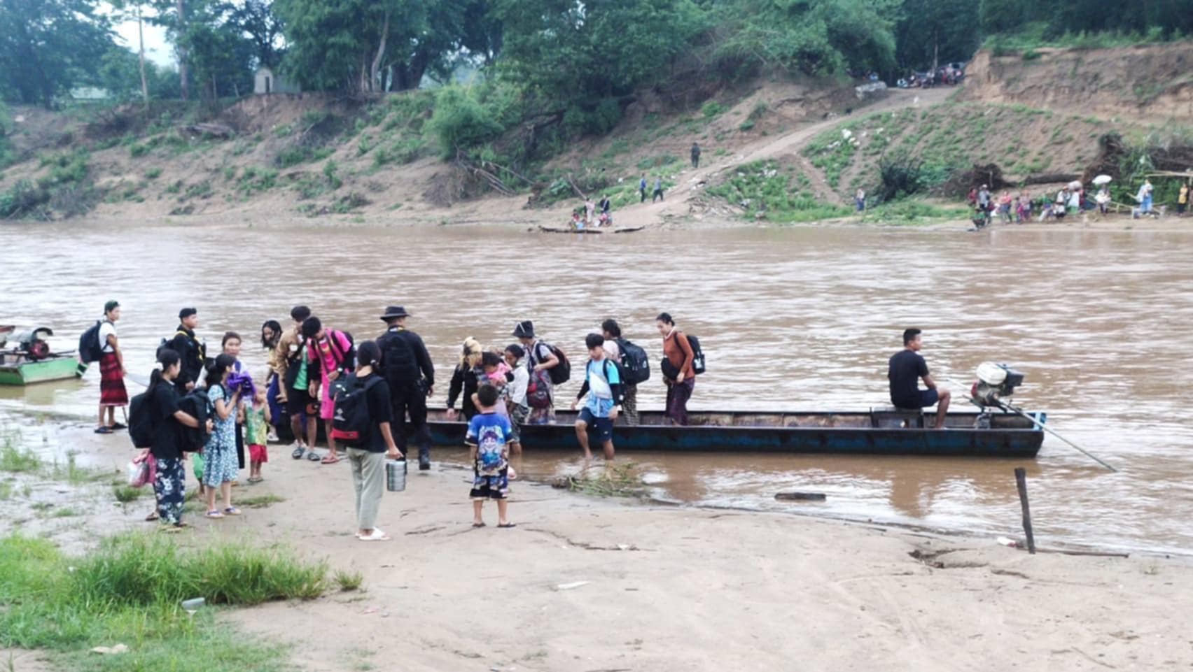 မြဝတီခရိုင်၌ စခန်းသိမ်းတိုက်ပွဲကြောင့် ဒေသခံ ၄၀၀ ကျော် ထိုင်းဘက် ထွက်ပြေးတိမ်းရှောင်