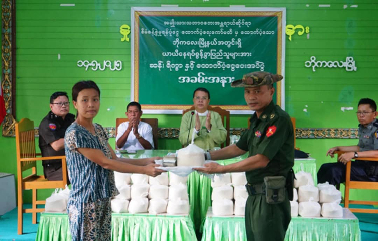 ဧရာဝတီတိုင်းတွင် စစ်ဘေးရှောင်များကို ၂ လစာ ထောက်ပံ့ငွေနှင့် ဆန် ၁ ပြည်နှုန်း ထောက်ပံ့